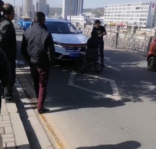 桥上|一残疾人在桥上拦路，不给钱就砸车，司机大哥下来就是一耳光