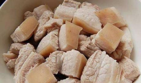 冰糖|做红烧肉时,用冰糖还是白糖?厨师长:做错了,难怪红烧肉会发苦