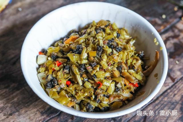  招待|舅舅一家来做客，妈妈做了8个农家菜招待，网友真富有