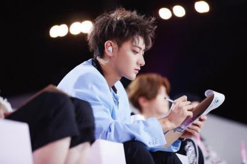  难道|黄子韬突然被《光明日报》点名，如此“暴脾气”活该挨夸