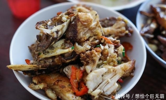 二伯母|亲戚来陪二伯过生日,二伯母做了9个菜招待,网友:朴实的农家菜