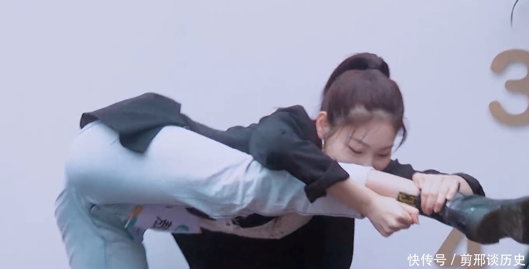 姜贞羽|《创造营》肢体柔韧比拼,以为张艺凡很厉害,姜贞羽敖心仪更惊艳