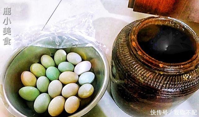 金黄|教你腌咸鸭蛋“起沙流油”技巧!多加30克它,浓香四溢蛋金黄