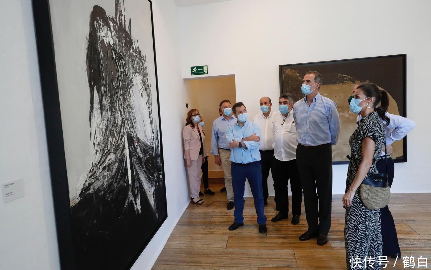  连体|西班牙王后穿连体裤亮相，端庄气质又时髦，唯独花纹太像老年装