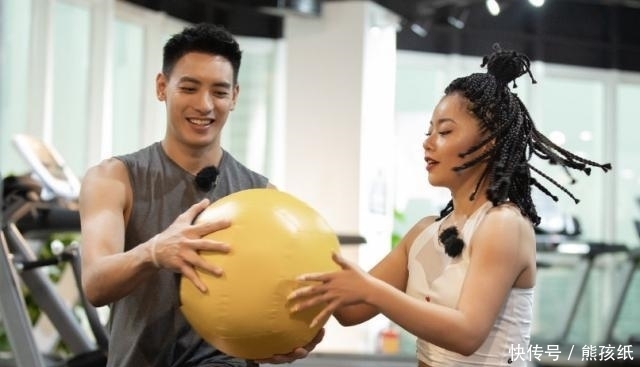  甜蜜|王大陆替张天爱脱袜，张天爱为他卸妆素颜，甜蜜得让王菊好悲伤