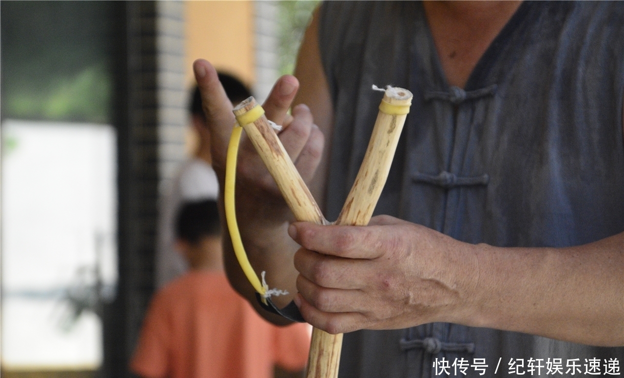 卖钱|7旬大妈做手工卖钱,中午啃个桃子当午饭,游客搞完价却少给5块钱