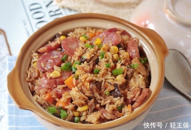 腊肠焖饭|天冷米饭最爱此样做,饭菜一锅端,热乎乎香喷喷,营养好吃又省事