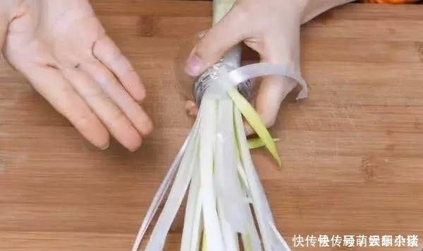 全家人|把线缝在塑料瓶口上,没想到还有这个大妙用,全家人都要抢着用!