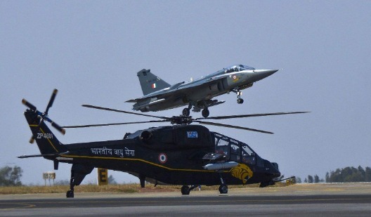 公司|美国阿帕奇上不了高原，印度自产直升机代替，研制公司臭名远扬
