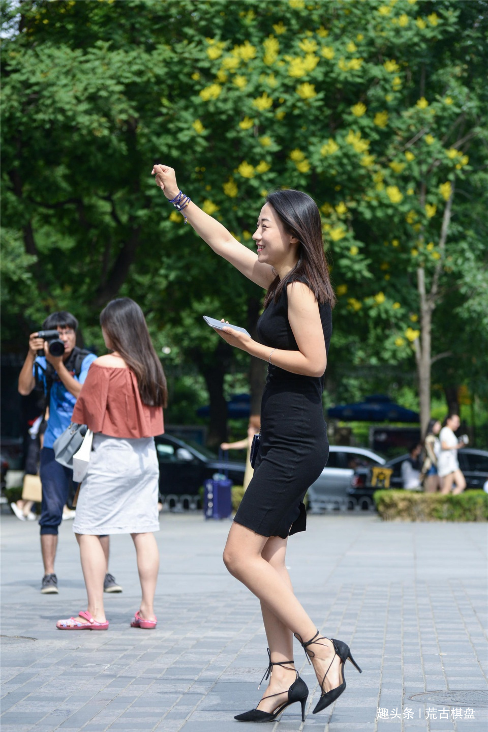 连衣裙|黑色紧身连衣裙,尖头细跟绑带鞋,苗条身材还要穿搭有型