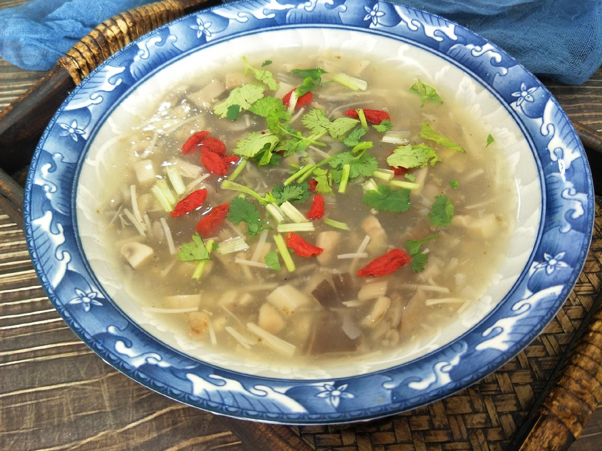 汤汁|正宗三鲜汤是哪三鲜,教你详细做法,汤汁浓白又鲜香