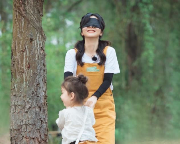  妈妈|小女孩对谭松韵说回家找妈妈，看清她下意识反应，粉丝太心疼