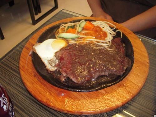 吃掉|吃牛排时盘子里有个煎蛋,不懂的人直接吃掉,服务员闹笑话了