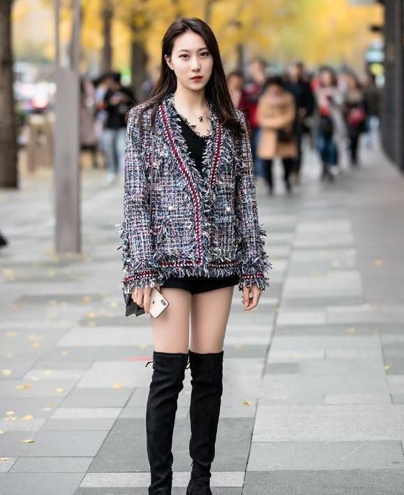 粉色|街拍：小姐姐身着粉色针织衫，安然恬静，侧颜女神