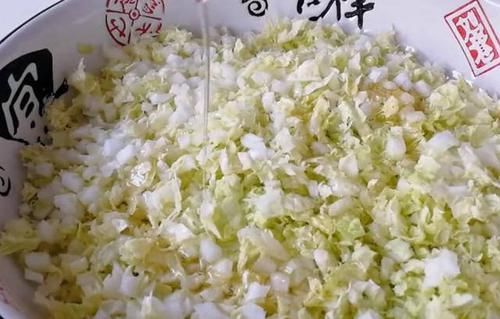  饺子|包饺子别放肉和鸡蛋了，用它做馅料，比肉饺子还香，营养还补钙