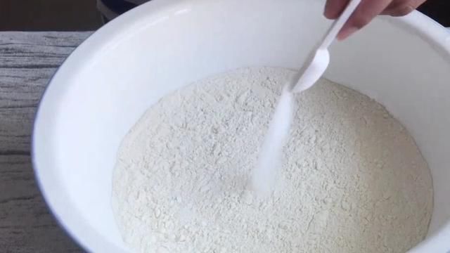 浓郁|酱香饼这样做,外酥里嫩,酱香浓郁,比外面买好,大家都爱吃