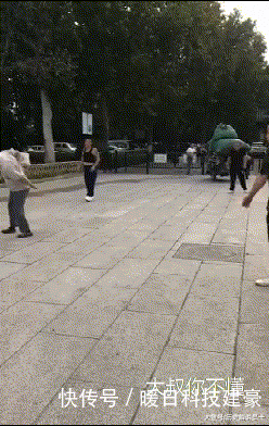  美人鱼|GIF搞笑趣图: 海边拍照要注意, 一不小心让你变成美人鱼