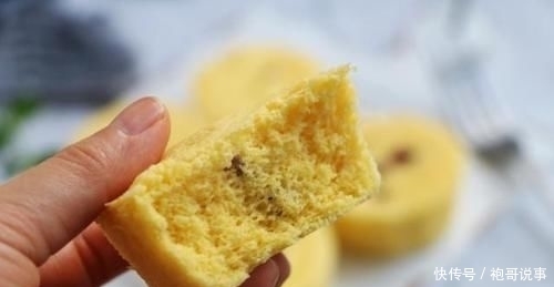  味道|极简版蒸糕，4个鸡蛋1把面粉，不用油上锅蒸，香甜软糯味道好