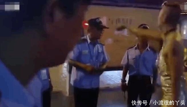 导致现场混|3名男子浓妆艳抹穿短裙和小背心, 当街“走秀“, 网友: 民警做的对