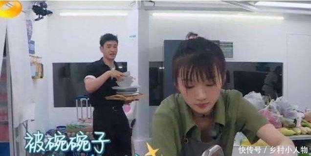 综艺节目|李浩菲吃完饭忙着刷碗,谁注意赵丽颖去干嘛了?差异太明显