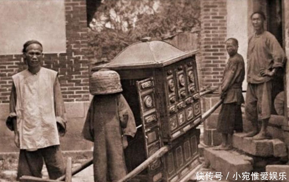 时期|为什么我们看清朝时期的结婚照，总感觉新人目光呆滞？