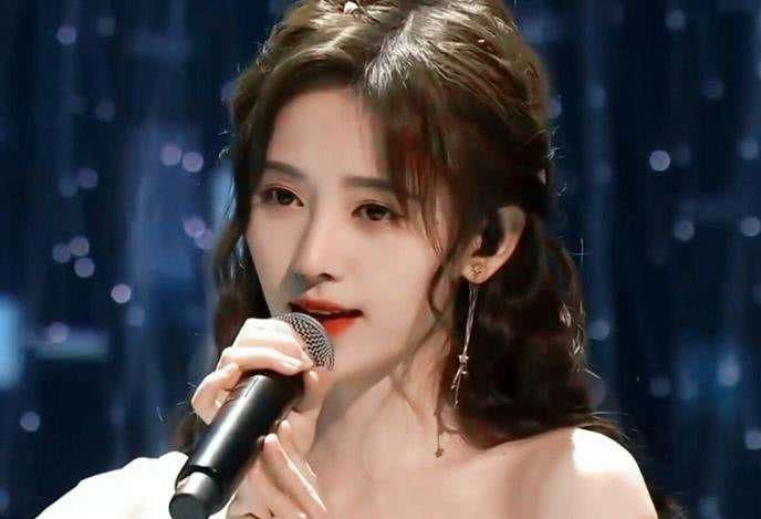 出场|硬糖少女上节目做评委,出场时节目组忘了开美颜,引起众网友热议