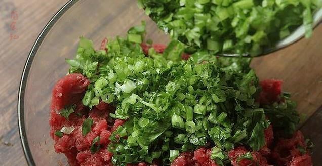  好吃|包芹菜饺子，有人焯水，有人直接包大厨都不对，教你正确做法