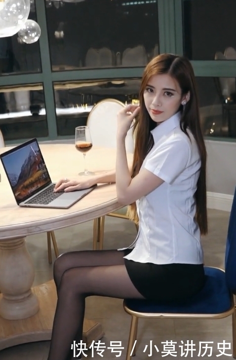 赏识|制服美女大半夜还奋力加班,应该会被赏识吧?