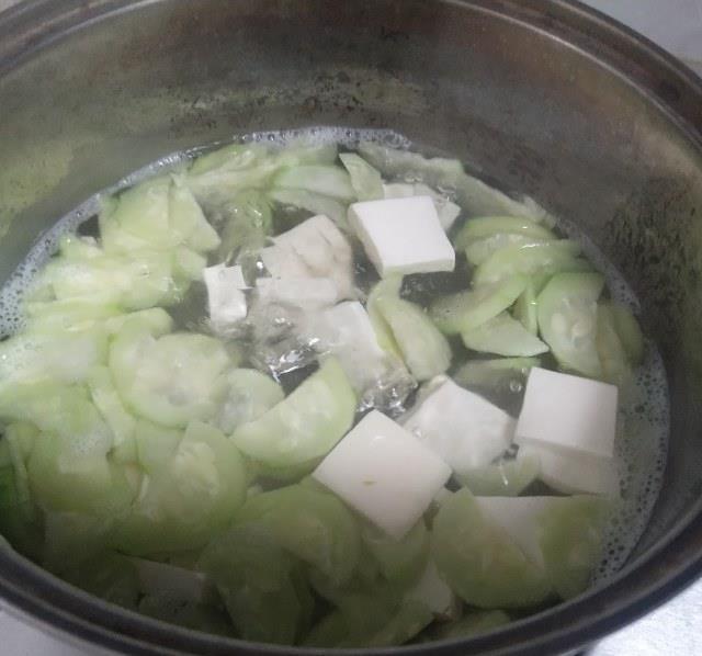  夏日|丝瓜豆腐汤，夏日清淡解暑降温汤