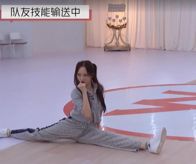 王智|王霏霏劈叉动作撞车王智,王智都看懵了,这个临场反应彰显情商