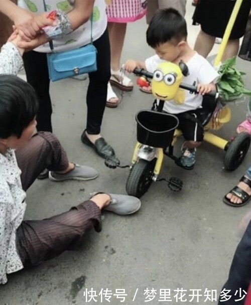 搀扶|3岁儿子骑儿童车撞倒老太太，妈妈上前搀扶，老太说句话妈妈傻了