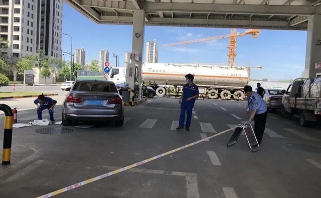  现场|烈日高温下，今早杭城一加油站内突发惊险一幕！