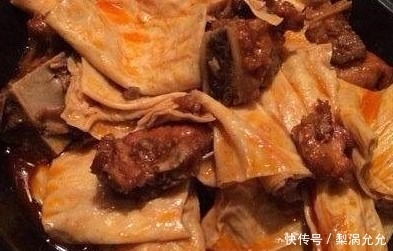美味|腐竹焖排骨,腐竹吸收了排骨的香味,鲜嫩多汁,美味下饭