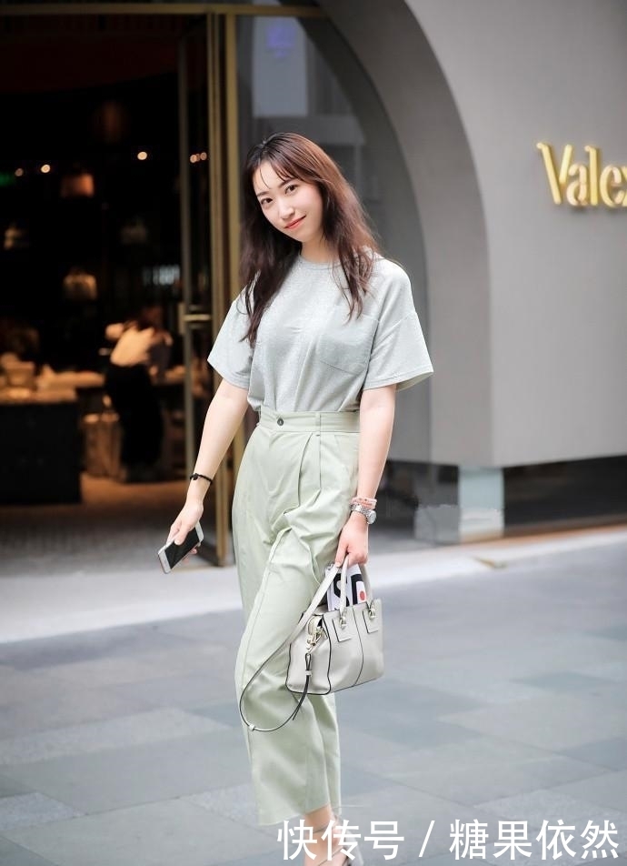  增添|肤白貌美的美女街拍：英姿飒爽的美女，增添几分娇俏动人！