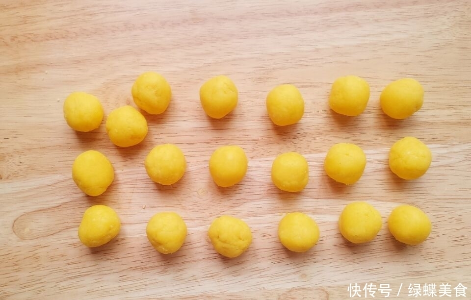 做成|鸡蛋别再炒着吃了,做成小零食,酥香可口,孩子一口气能吃10个