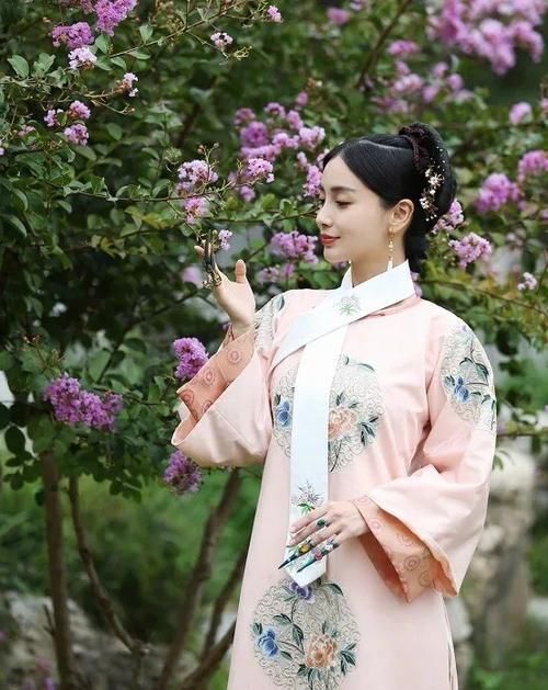 清宫|baby首次挑战清宫装,有谁注意她脚上的鞋子这才是对古人最大的尊重