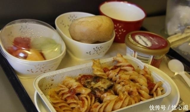 韩国|中国飞机餐VS国外飞机餐,看完印度的我,直接把手里餐“扔了”