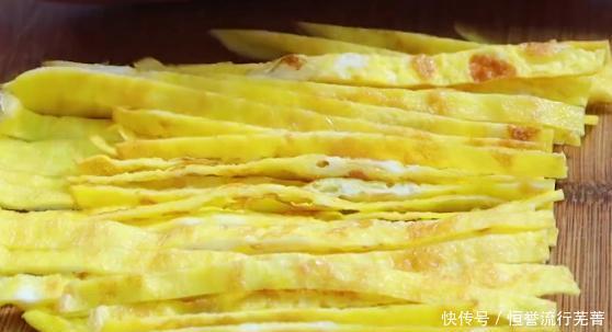 红烧肉|杏鲍菇里加2个鸡蛋,不炒不炖不刀切,好吃下饭,比红烧肉受欢迎