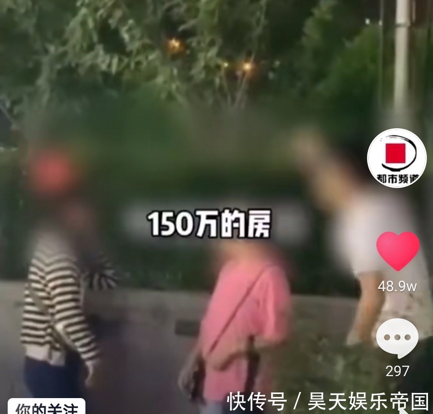 情绪|男子街头情绪失控怒打女友女方先动手，要30万彩礼，150万的房！
