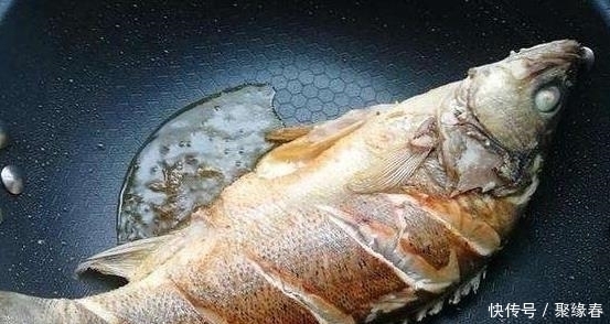  傻傻的|鱼刺卡喉咙，别再傻傻的喝醋，教你这样做，鱼刺自己跑出来