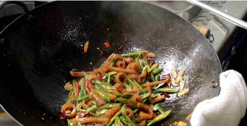 猪皮|喜欢吃猪皮的看看这做法,5块钱猪皮做一大盆,好吃到流口水