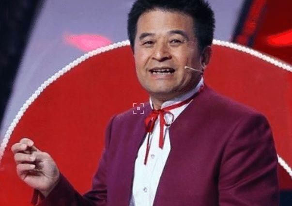 豆腐|她曾在街上卖豆腐,老毕带她一曲成名,老毕落魄她送105万