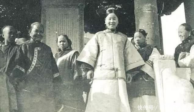 漂亮|真实老照片:晚清逛街的满族女子,第4张素颜照就挺漂亮的