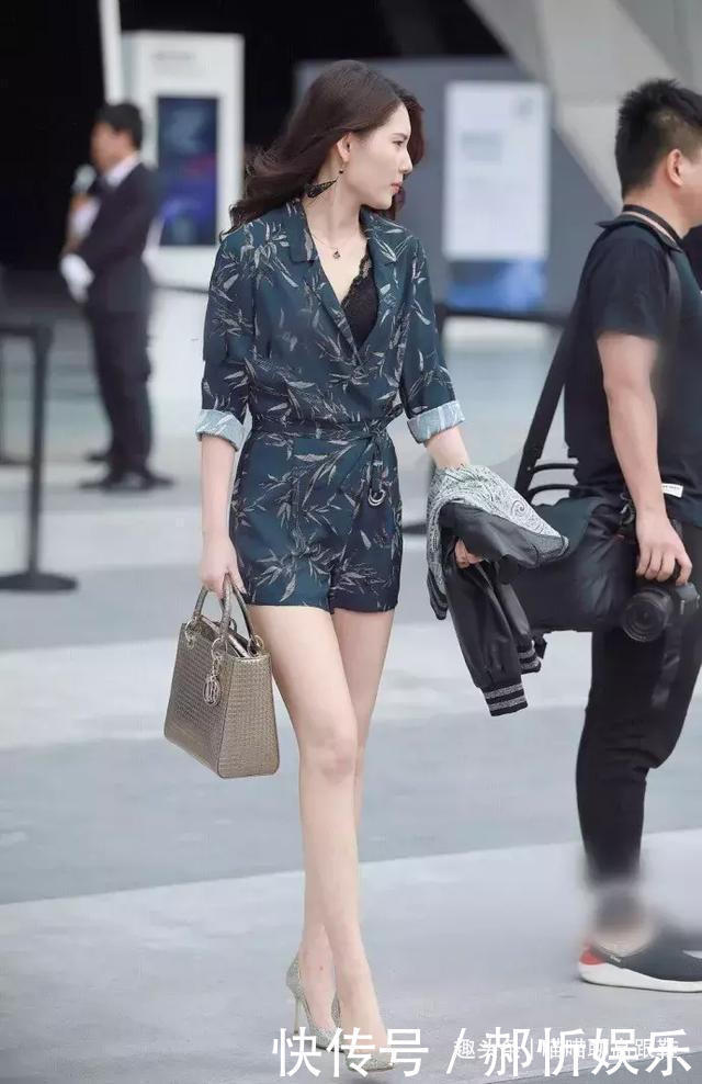 高跟鞋|美女脚上踩着一双高跟鞋,透露出一种高贵的气息,让她更加的迷人