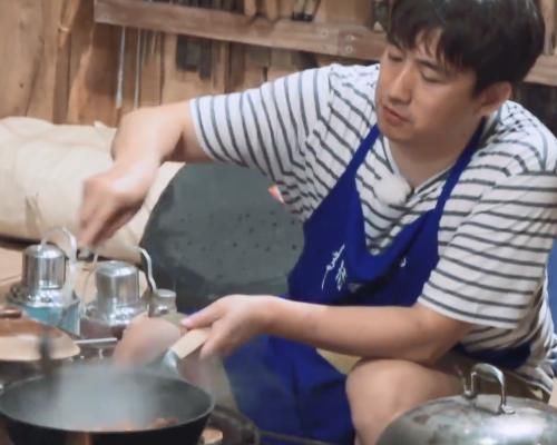  大厨|黄磊“大厨”人设崩塌，红烧肉竟然先炖后炒，不会做饭就直说