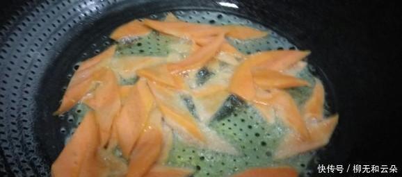 小厨房|超小厨房做炸辣椒香肠,两个大肠配配菜,一个胡椒粉,一个洋葱