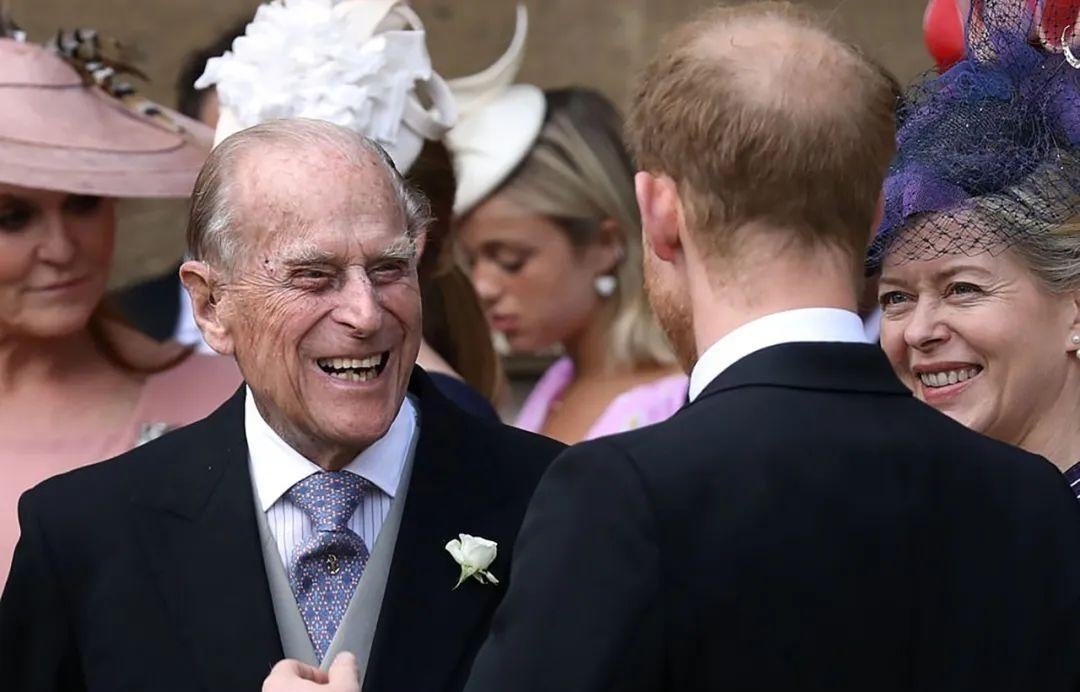 失望|99岁菲利普亲王忍痛割爱,将头衔让给儿媳妇卡米拉,对哈里失望了