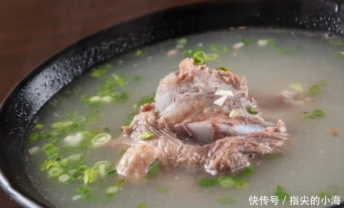 味道鲜美|炖骨头汤,别直接加水炖!下锅前多做1步,汤色白味道鲜,没腥味