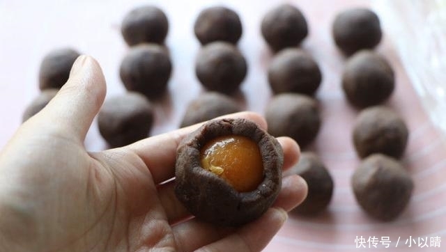 糕点|经典糕点蛋黄酥做法,7步就可上烤箱,外酥内软好吃不用花钱买