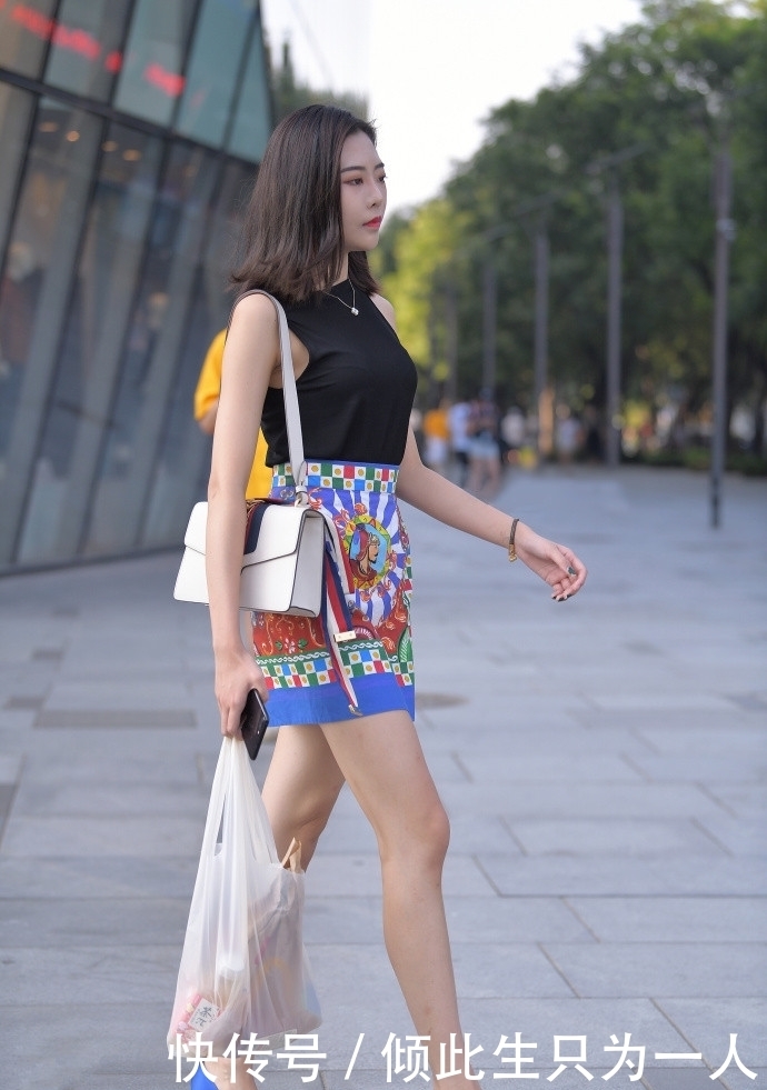 大街|路人街拍,小姐姐穿包臀裙女人味十足,成为大街上的一道风景线